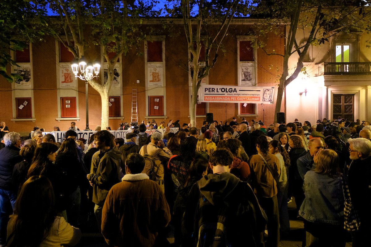Concentración en Santa Eulàlia en homenaje a Olga Matute, víctima de un desahucio